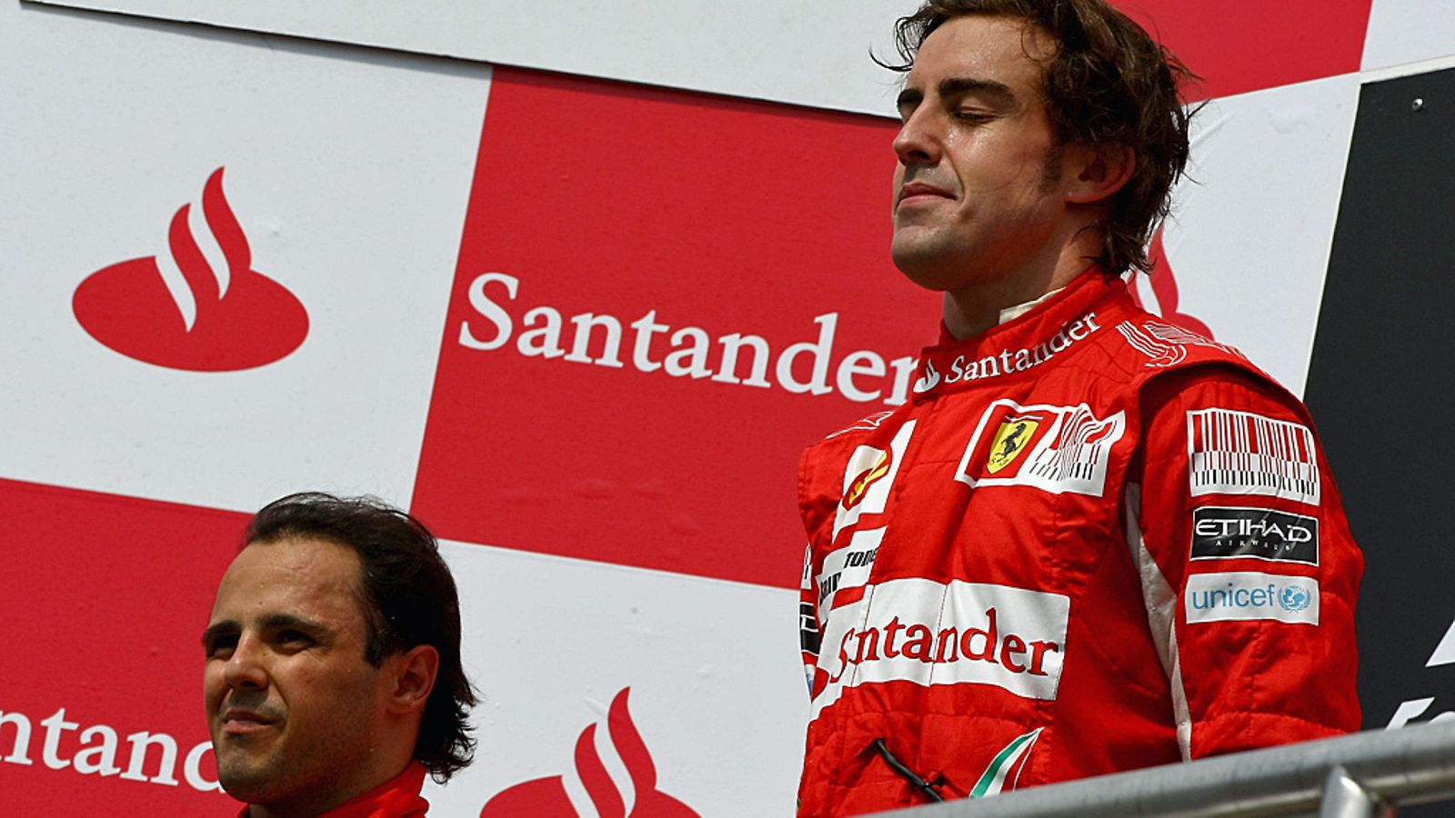 Felipe Massa ja Fernando Alonso palkintopallilla vuonna 2010.