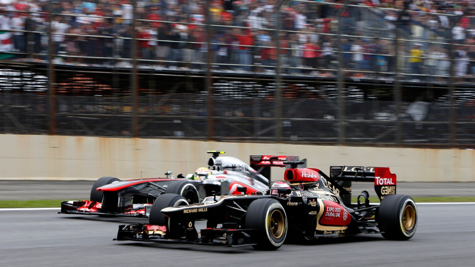 Heikki Kovalainen ohittaa Sergio Perezin.