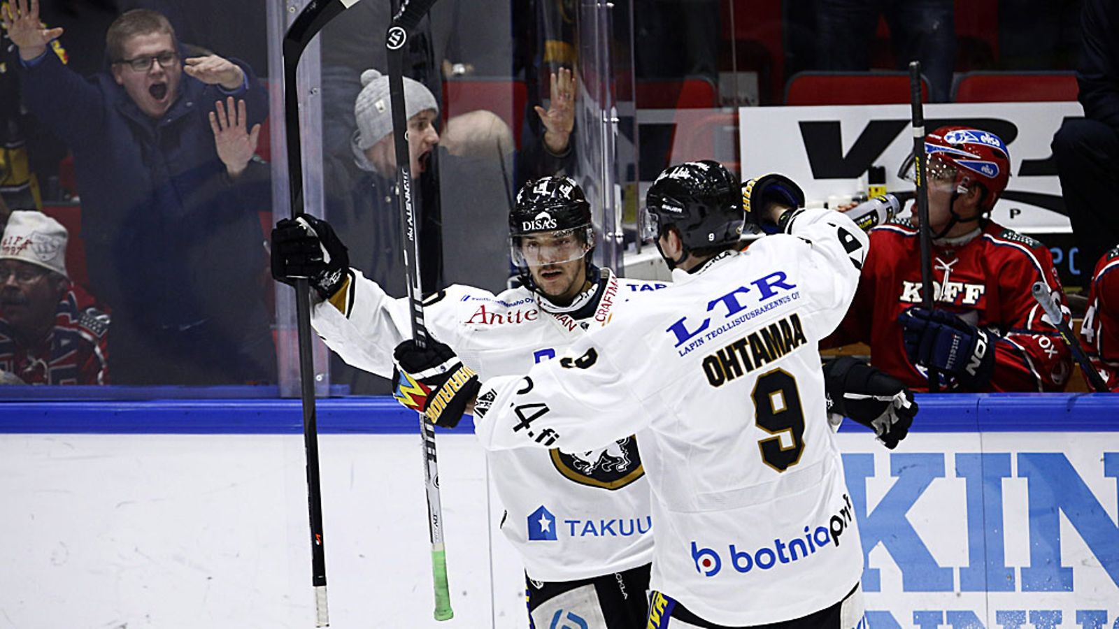 Juhamatti Aaltonen ja Atte Ohtamaa maalijuhlissa.