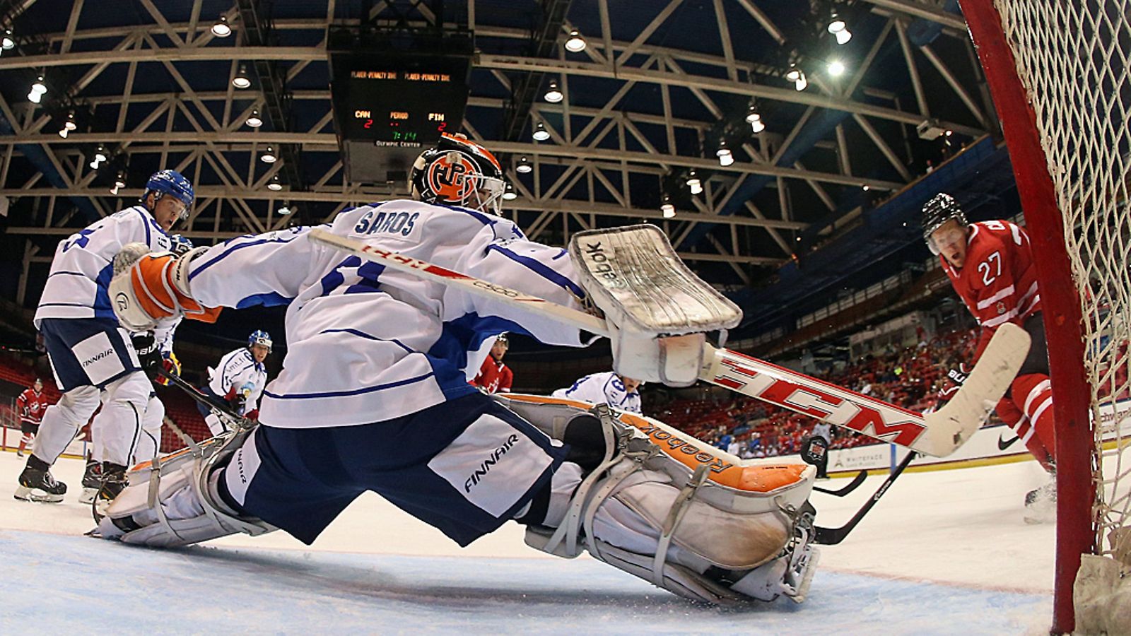 Juuse Saros torjuu