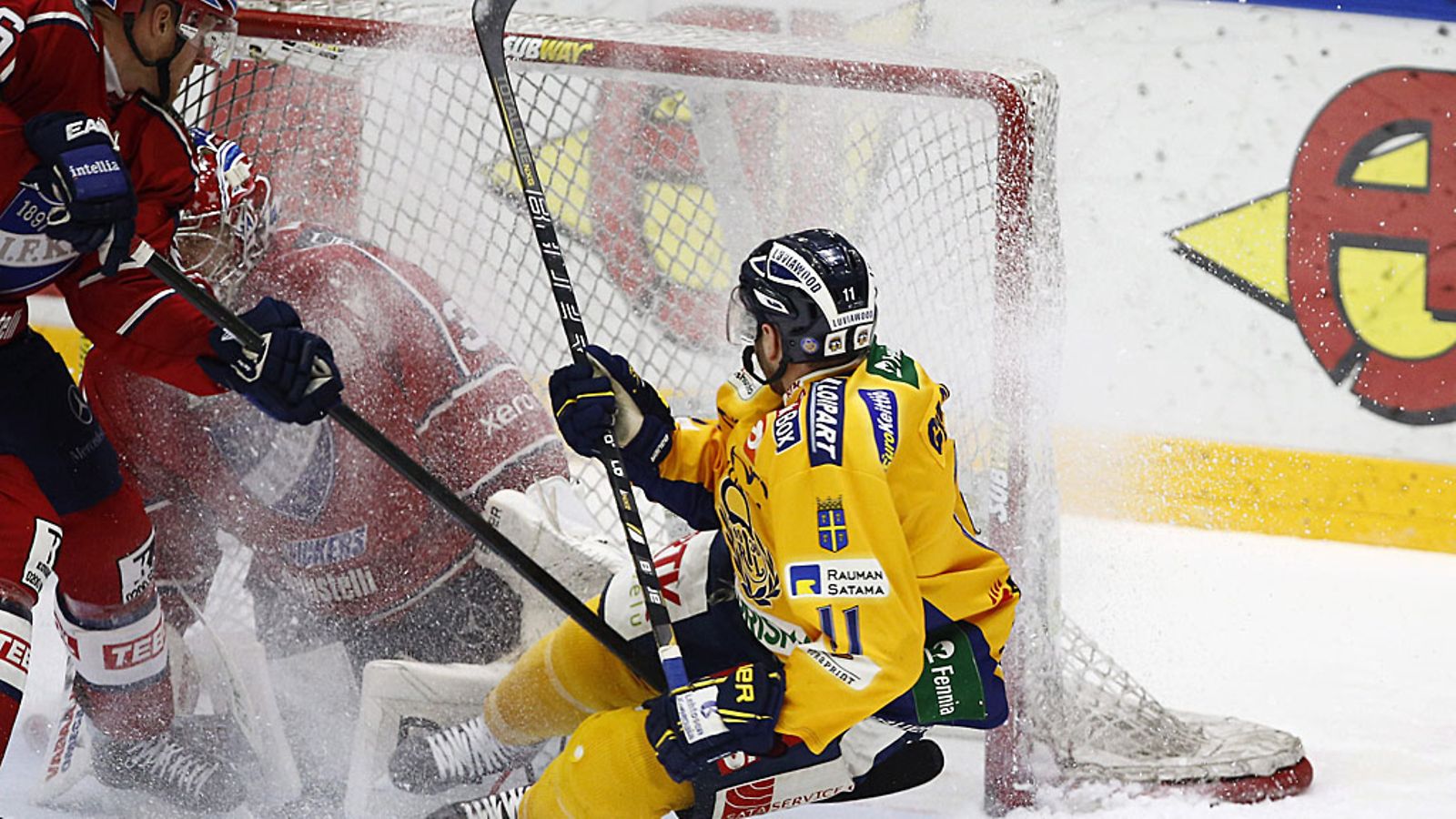 Aaron Gagnon tekee illan kolmannen maalinsa.