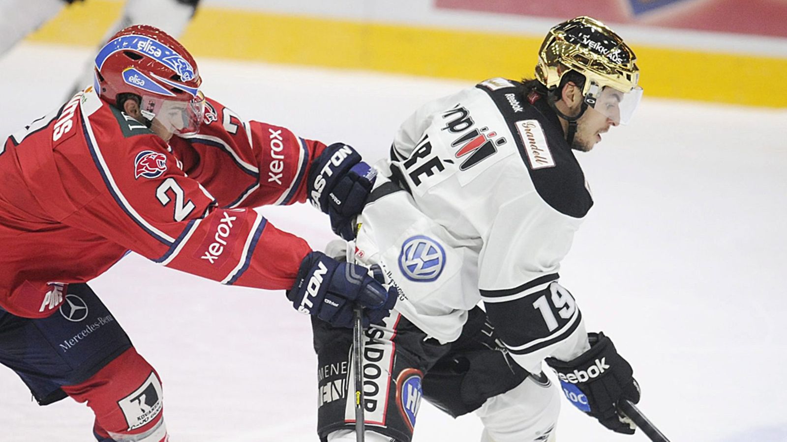 Francis Paré HIFK:n Jason DeSantisin tuuppimana.