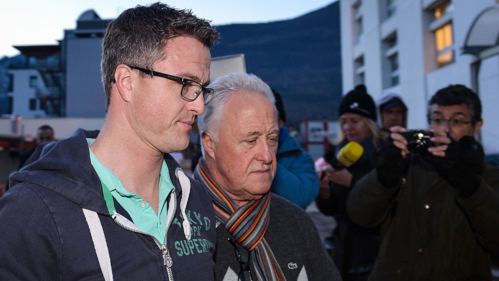 Michaelin veli Ralf Schumacher ja isä Rolf Schumacher saapuivat Grenoblen sairaalaan torstaina 2.1.2014.