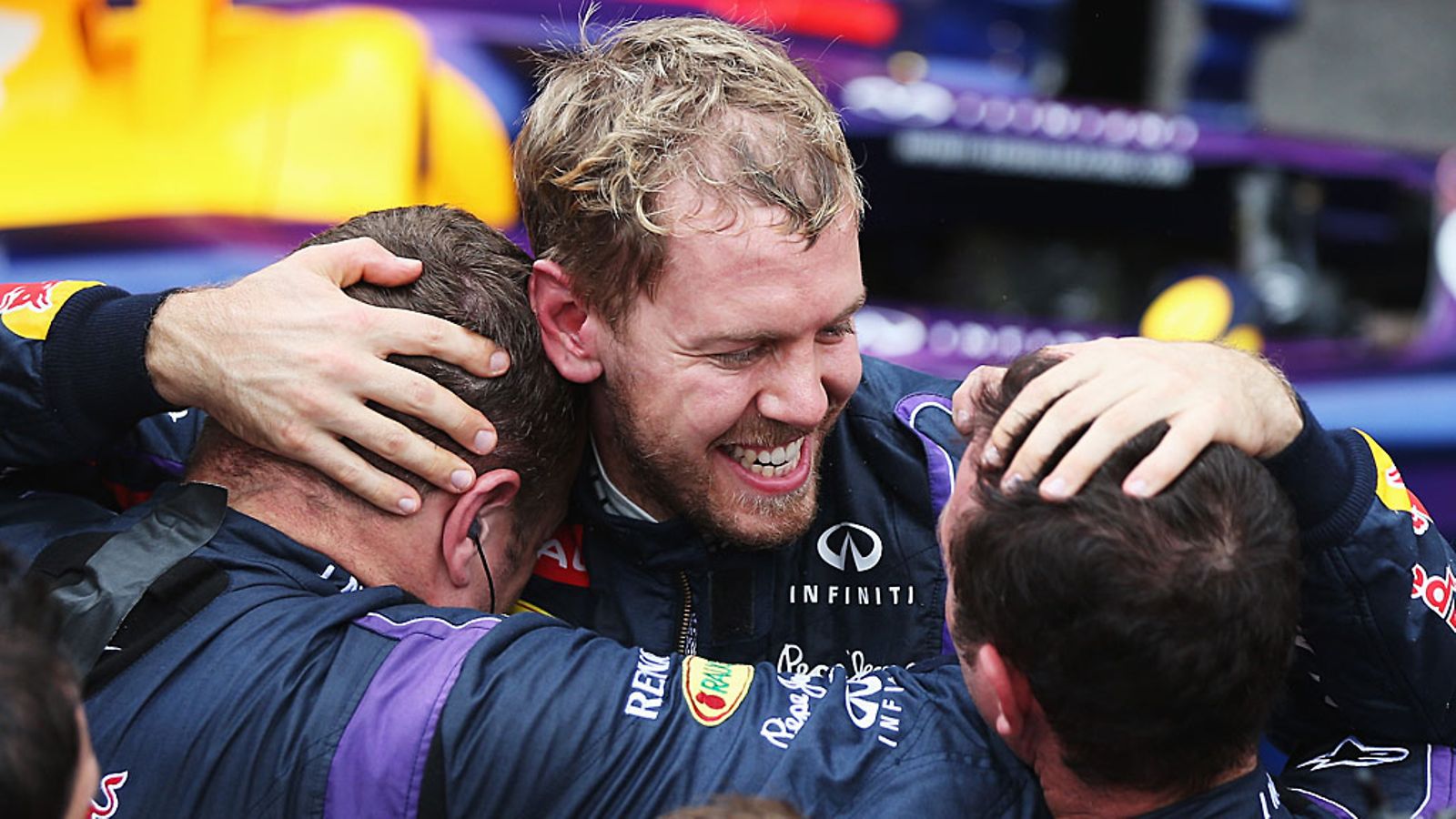 Sebastian Vettel syleilee tiiminsä jäseniä Brasiliassa.