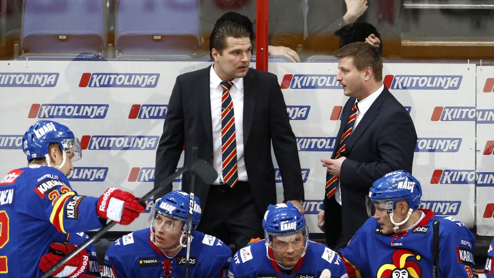 Jokereiden valmentajat Tomek Valtonen ja Pasi Nurminen ottelussa Jokerit vastaan HPK Helsingissä 27. joulukuuta 2013.