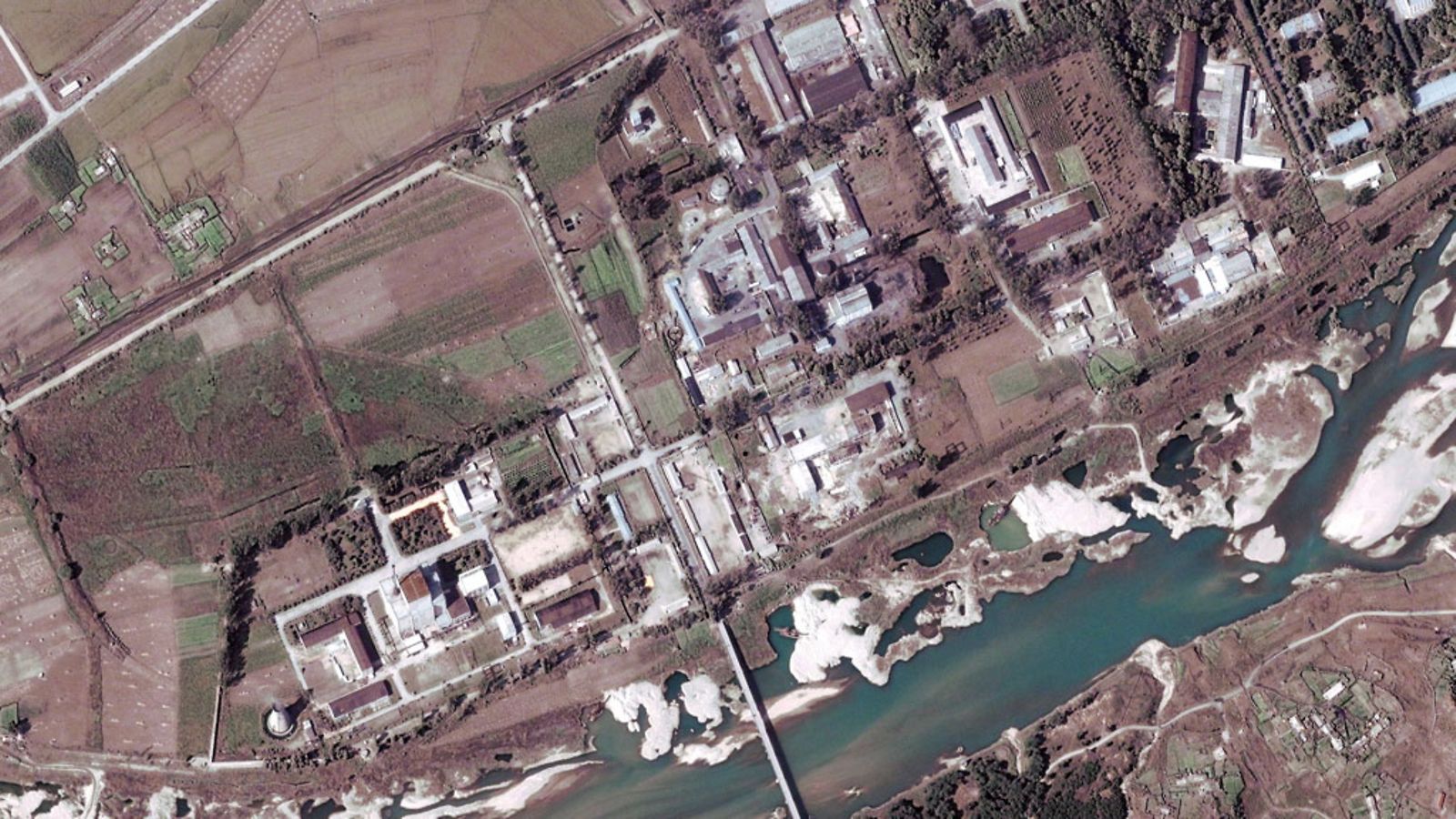 Ilmakuva, jossa näkyy Yongbyonin ydinreaktori Pohjois-Koreassa.