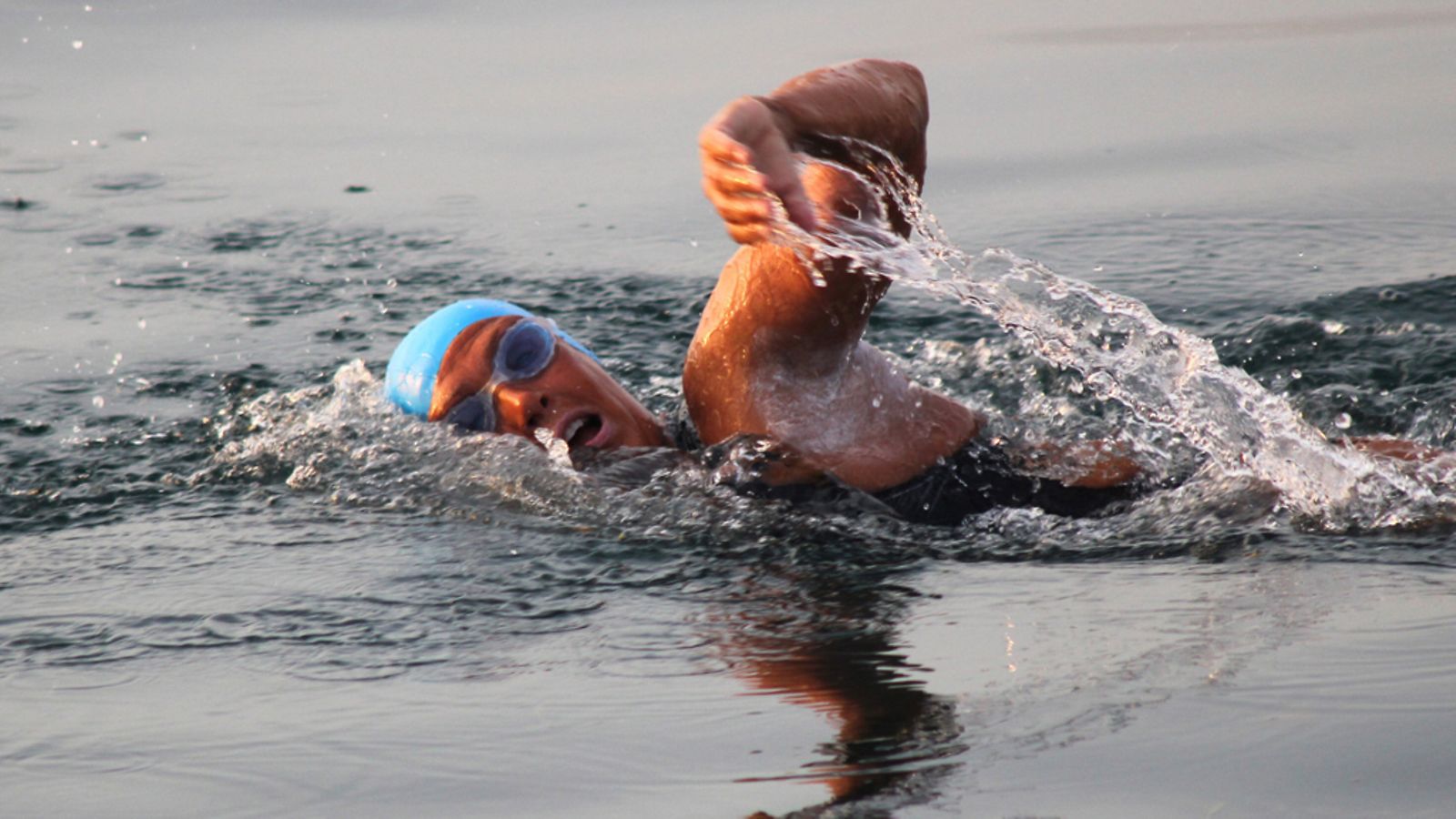 Yhdysvaltalainen pitkänmatkanuimari Diana Nyad, 61, yritti uida Kuubasta Yhdysvaltoihin ilman haihäkkiä. Hän joutui keskeyttämään yrityksensä 9.8.2011.