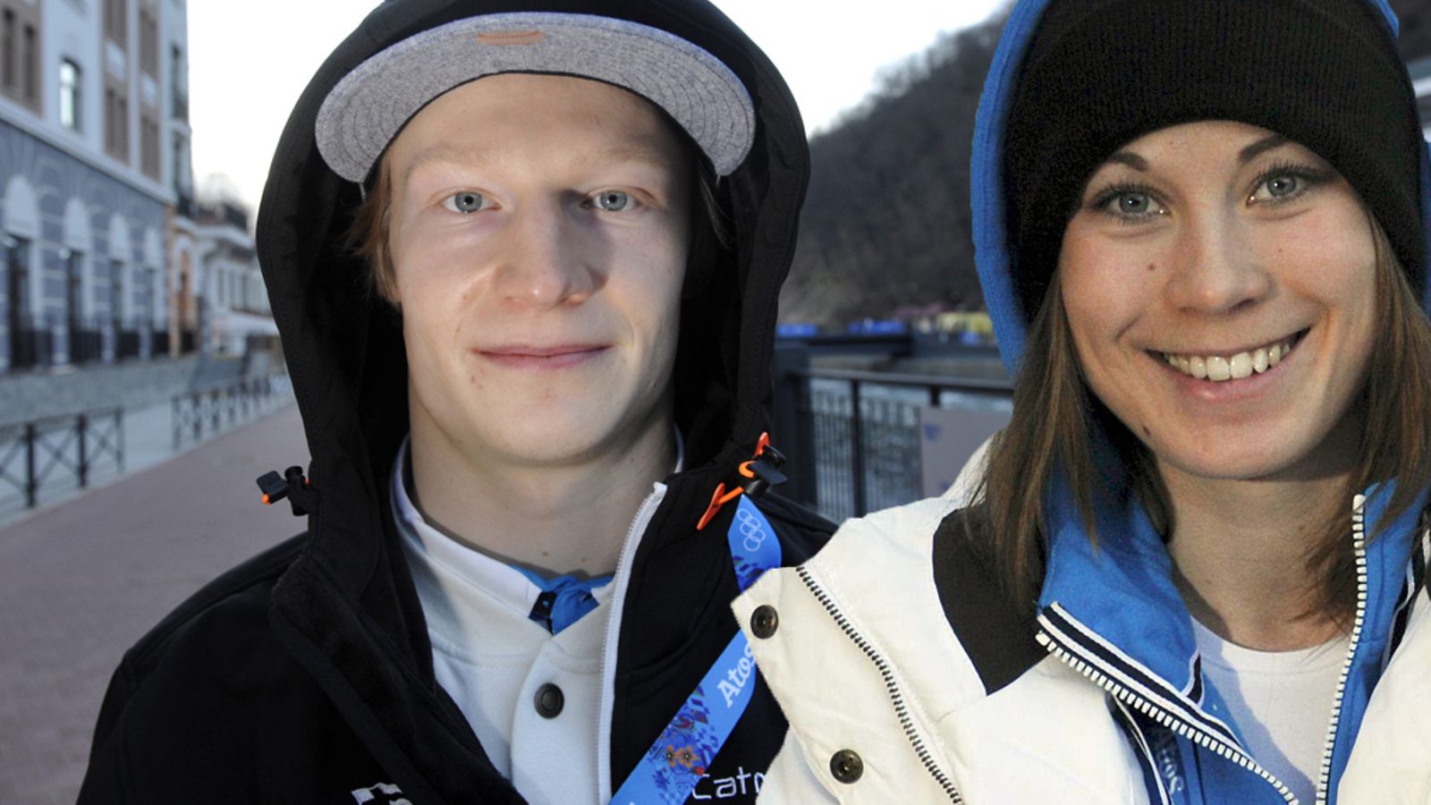 Lumilautailijat Peetu Piiroinen ja Enni Rukajärvi muokatussa kuvassa Sotshin olympiakylässä 5. helmikuuta 2014. Muokkaus MTV.fi.