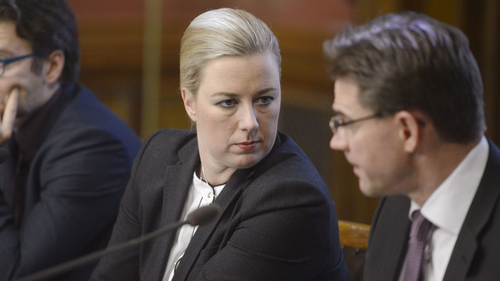 Valtiovarainministeri Jutta Urpilainen ja pääministeri Jyrki Katainen hallituksen rakennepoliittisen ohjelman täytäntöönpanoa koskevassa tiedotustilaisuudessa Helsingissä 29. marraskuuta 2013.