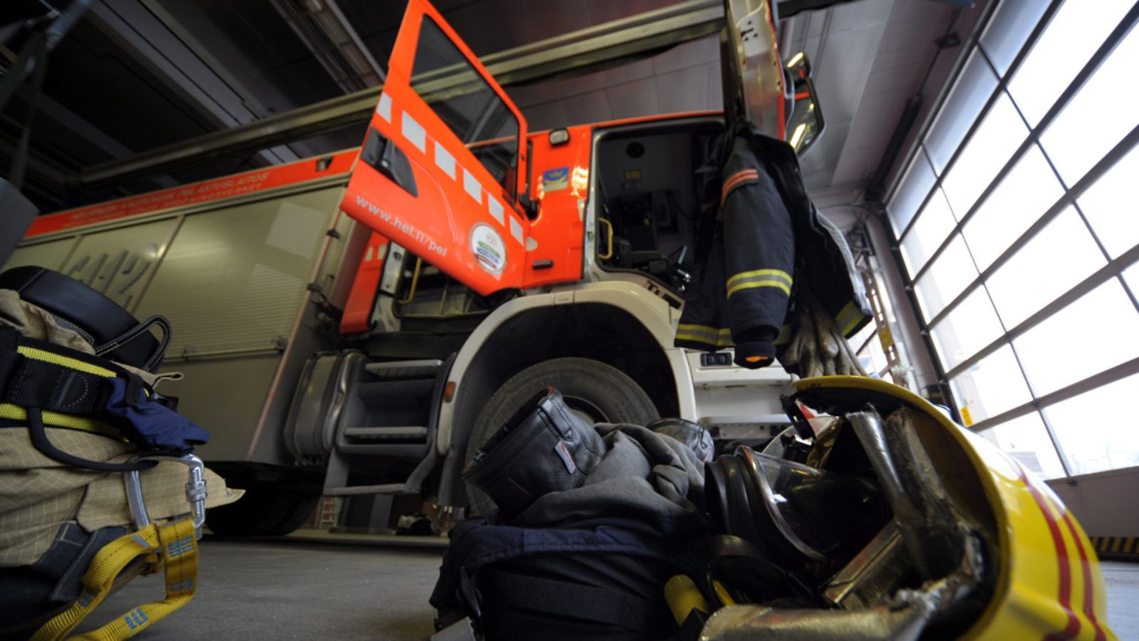 Helsingin pelastuslaitoksen paloauto ja palovarusteita.
