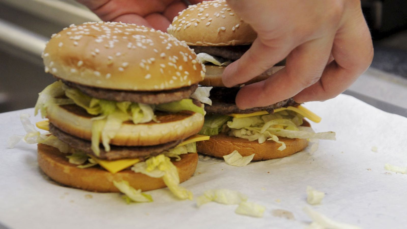 BicMac -hampurilaisen valmistusta McDonald'sissa Helsingissä 21. marraskuuta 2013.