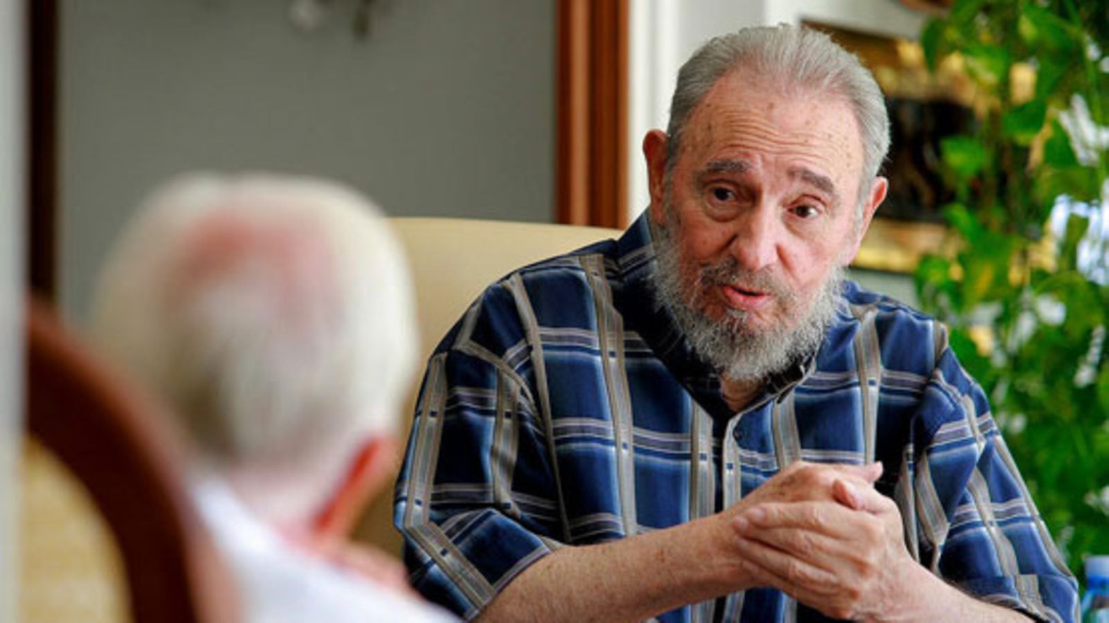 Kuuban entinen presidentti Fidel Castro Yhdysvaltain ex-presidentin Jimmy Carterin kanssa 30.3.2011.