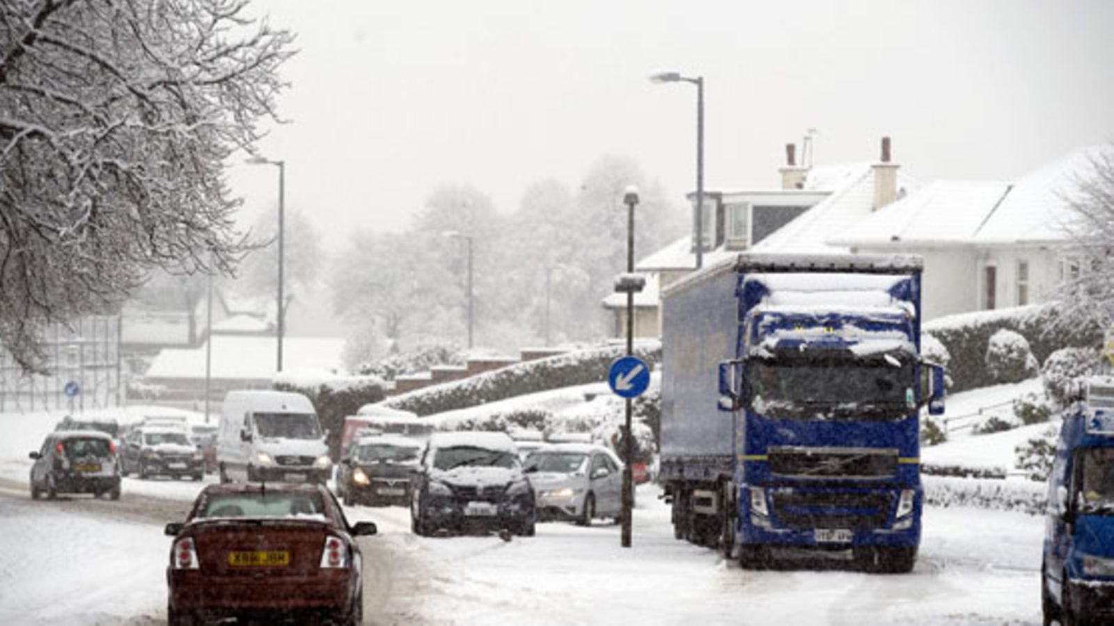 Autoilijat joutuivat saartoon Skotlannissa lumimyräkän vuoksi 6.12.2010.