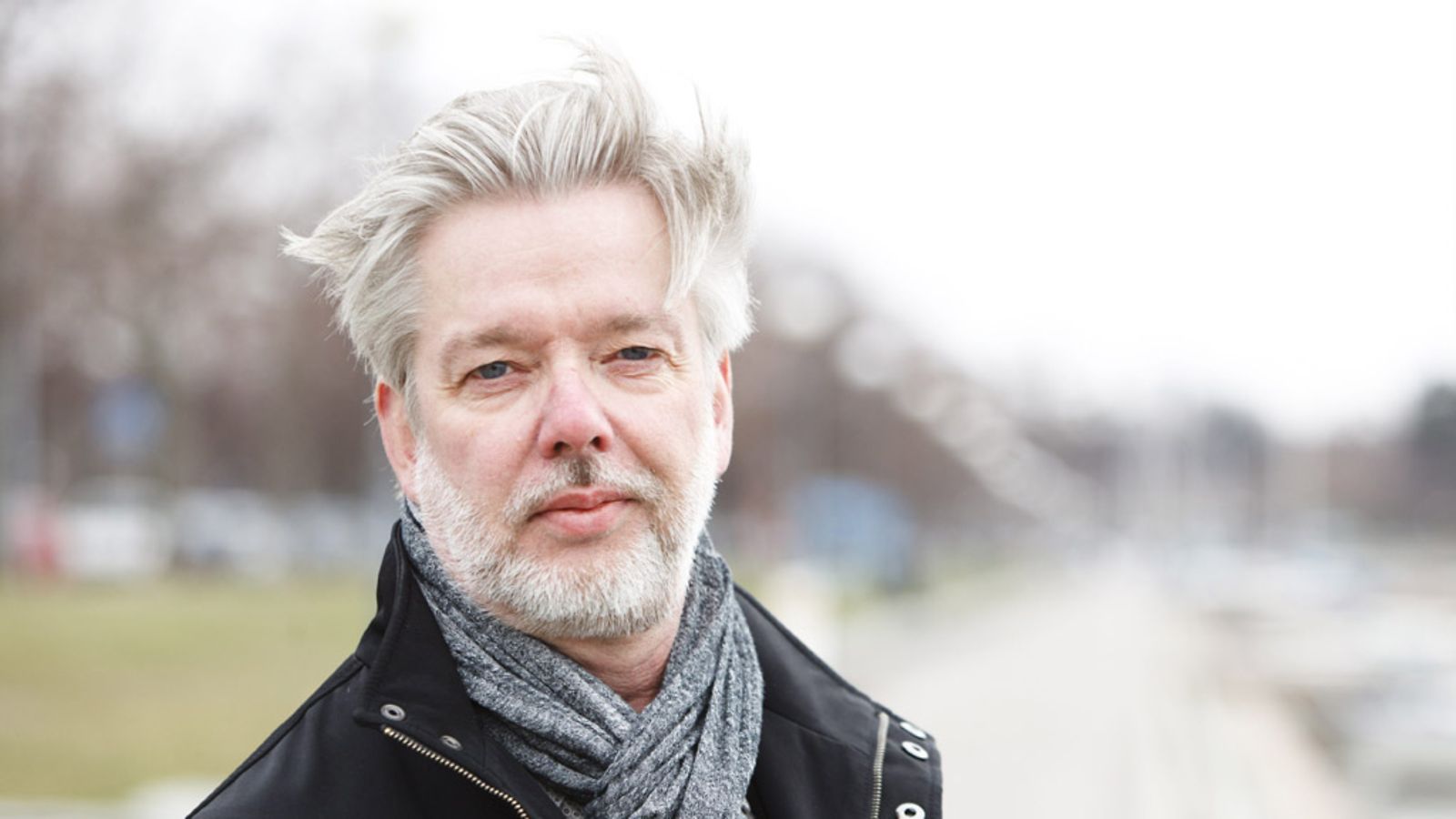 Kapellimestari Jukka-Pekka Saraste kuvattuna Helsingin Kaivopuiston rannassa 4. toukokuuta 2011.