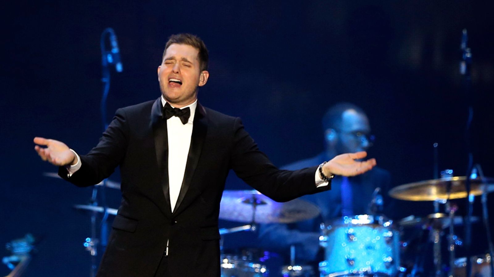 Michael Buble sai yleisön mylvimään jääkiekkospiikeillään.