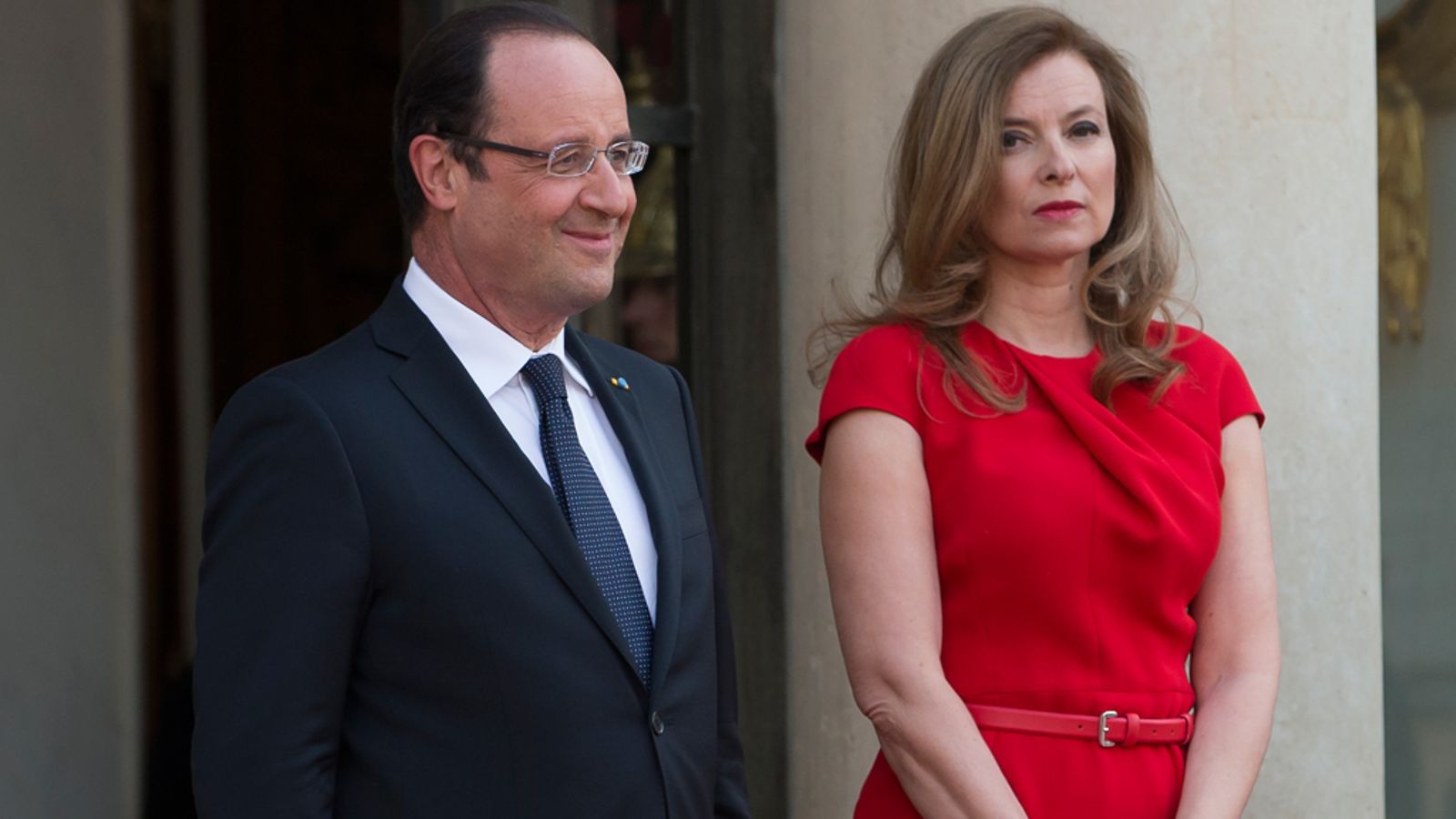 Francois Hollande avopuolisonsa Valerie Trierweilerin kanssa.