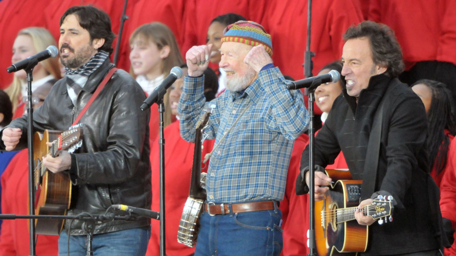 Pete Seeger (kesk.) esiintyi Barack Obaman virkaanastujaisissa.