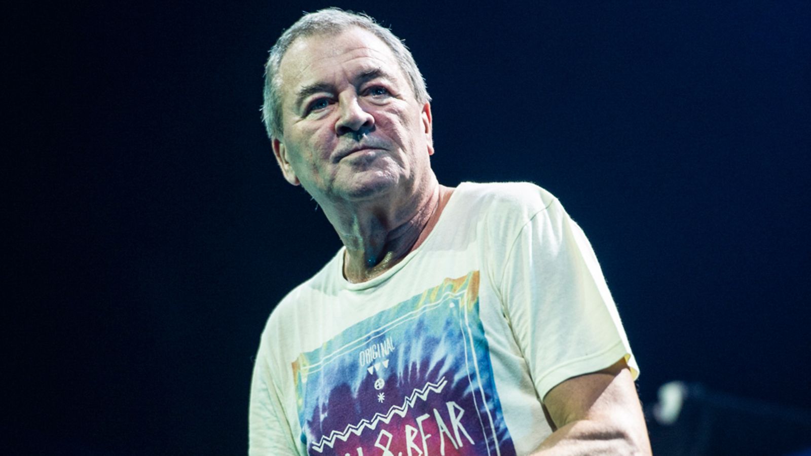 Ian Gillan nauttii konsertin tunnelmasta.