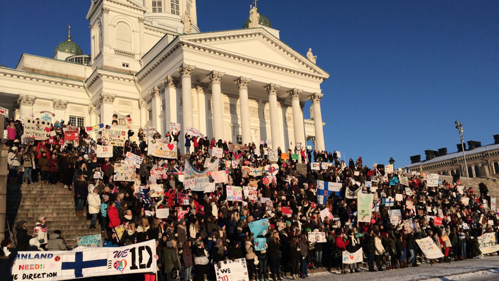 One Direction -fanit kerääntyivät Senaatintorille.