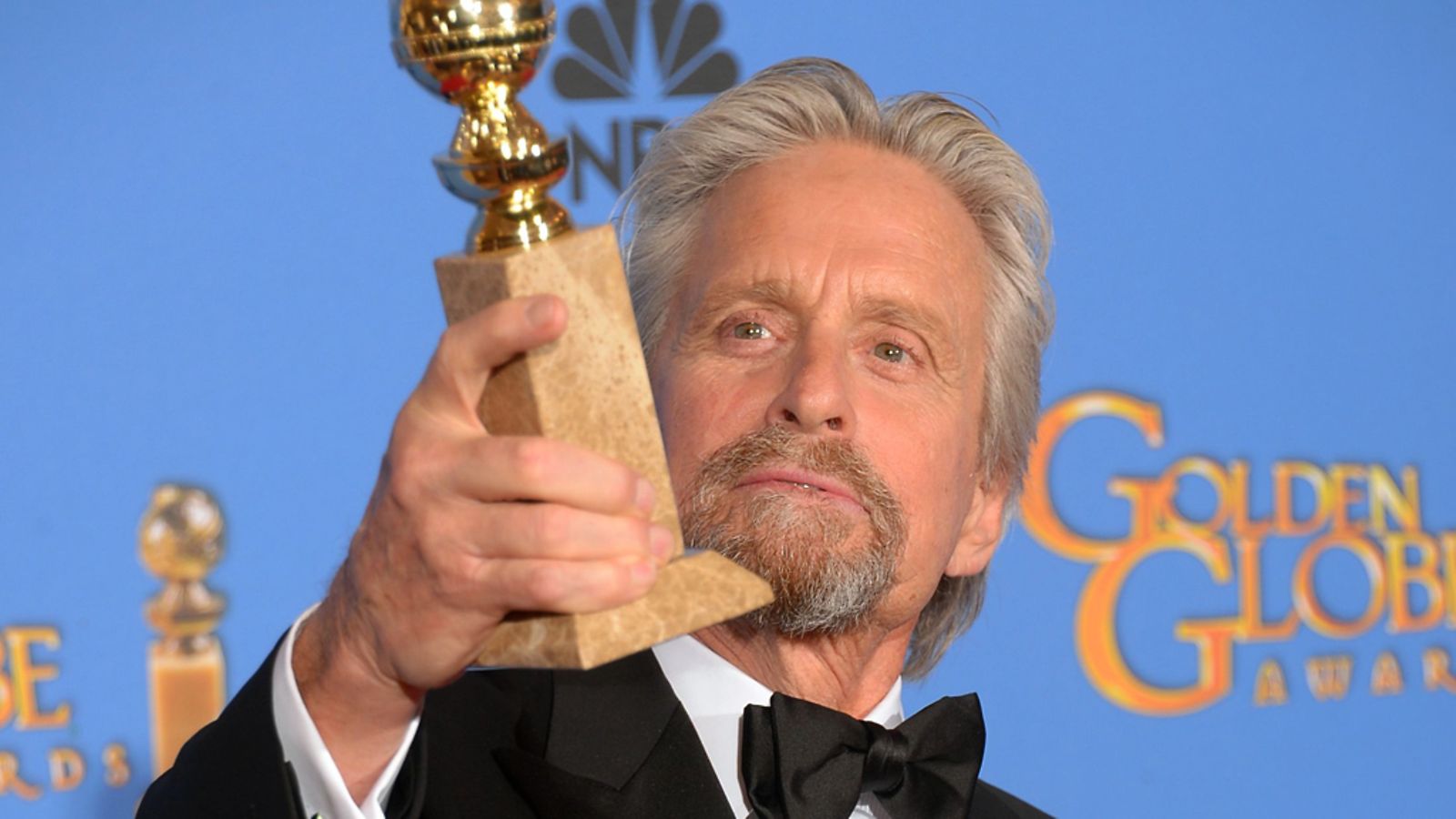 Michael Douglas kiitti perhettään Kultainen maapallo -gaalassa.