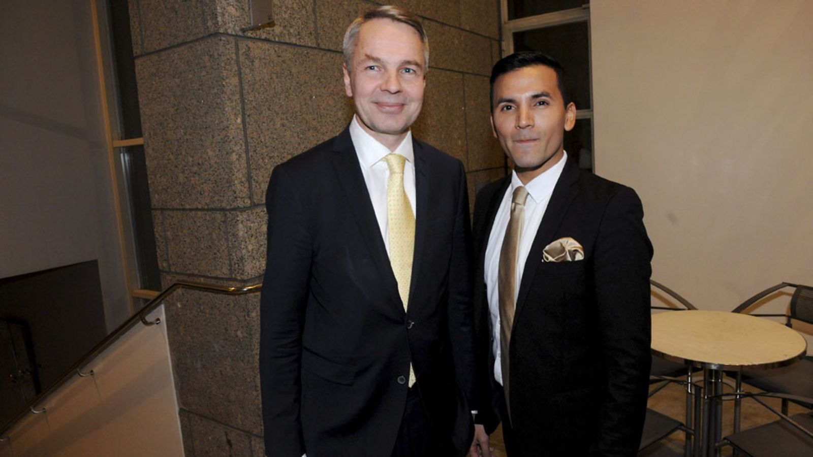 Kehitysministeri Pekka Haavisto (vas.) ja puoliso Antonio Flores valtiopäivien avajaiskonsertissa Kansallisoopperassa Helsingissä 4. helmikuuta 2014.