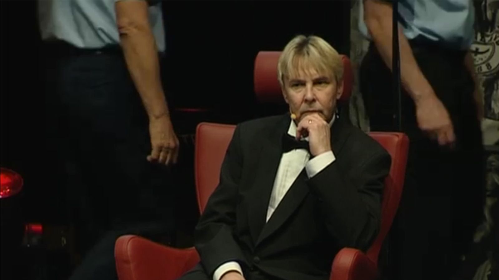 Lavalle marssi myös joukko poliisiasuisia miehiä.