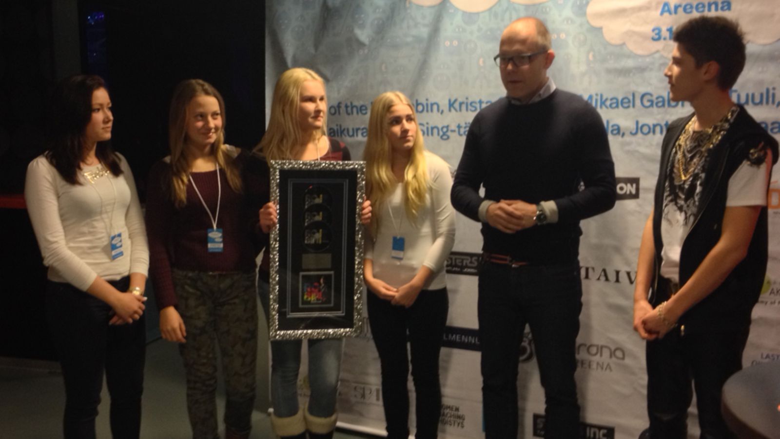 Fanit ojensivat Robinille triplaplatinalevyn.