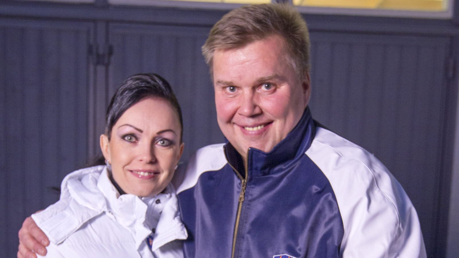 Timo Jutila ja Satu poseerasivat Hakametsän hallilla