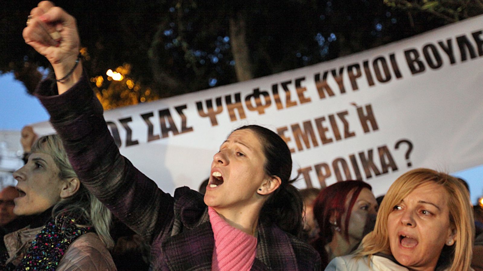 Sadat Kyproksen pankkien työntekijät osoittivat mieltään pääkaupungissa Nikosiassa työpaikkojensa puolesta 23.3.2013.