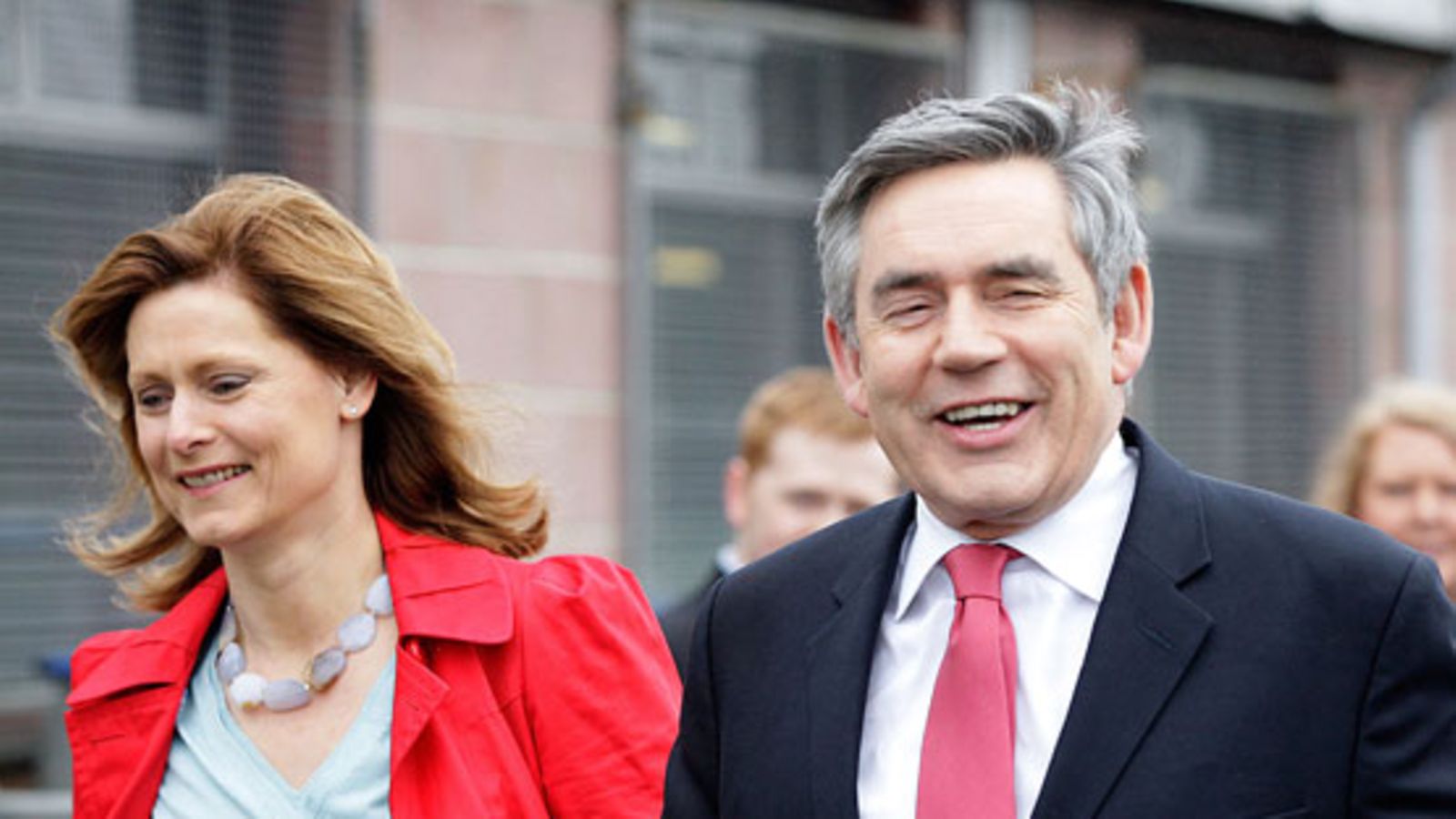 Labour-johtaja Gordon Brown piipahti vaaliuurnilla Sarah-vaimonsa kanssa.