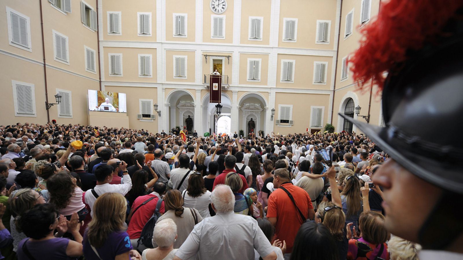 Paavi Benedictus XVI pitämässä rukoustilaisuutta kesäpalatsin sisäpihalla 2011.
