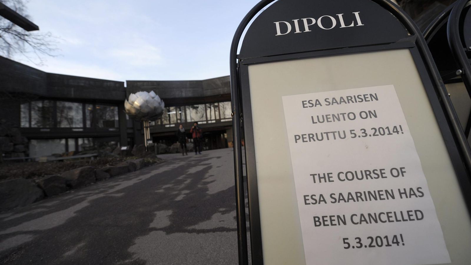 Ilmoitus, jossa kerrotaan, että filosofi Esa Saarisen luento on peruutettu, kuvattu Dipolin ulkopuolella Espoossa 5. maaliskuuta 2014. Saarista puukotettiin Aalto-yliopiston kongressirakennuksen Dipolin edustalla Espoossa.