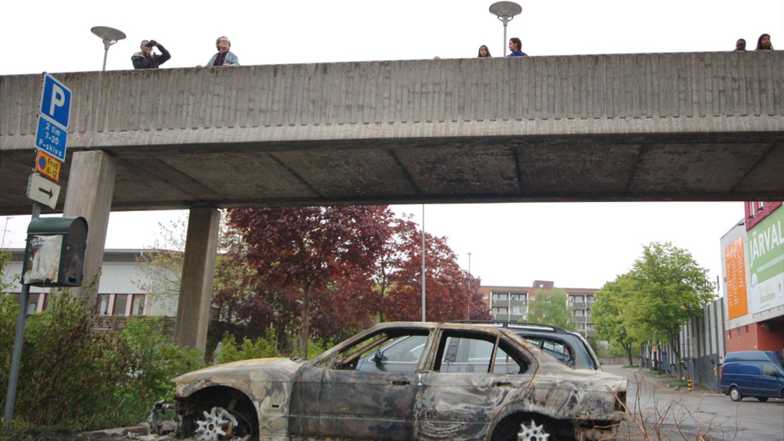Palanut henkilöauto Husbyssa, Tukholmassa tiistaina 21. toukokuuta 2013.