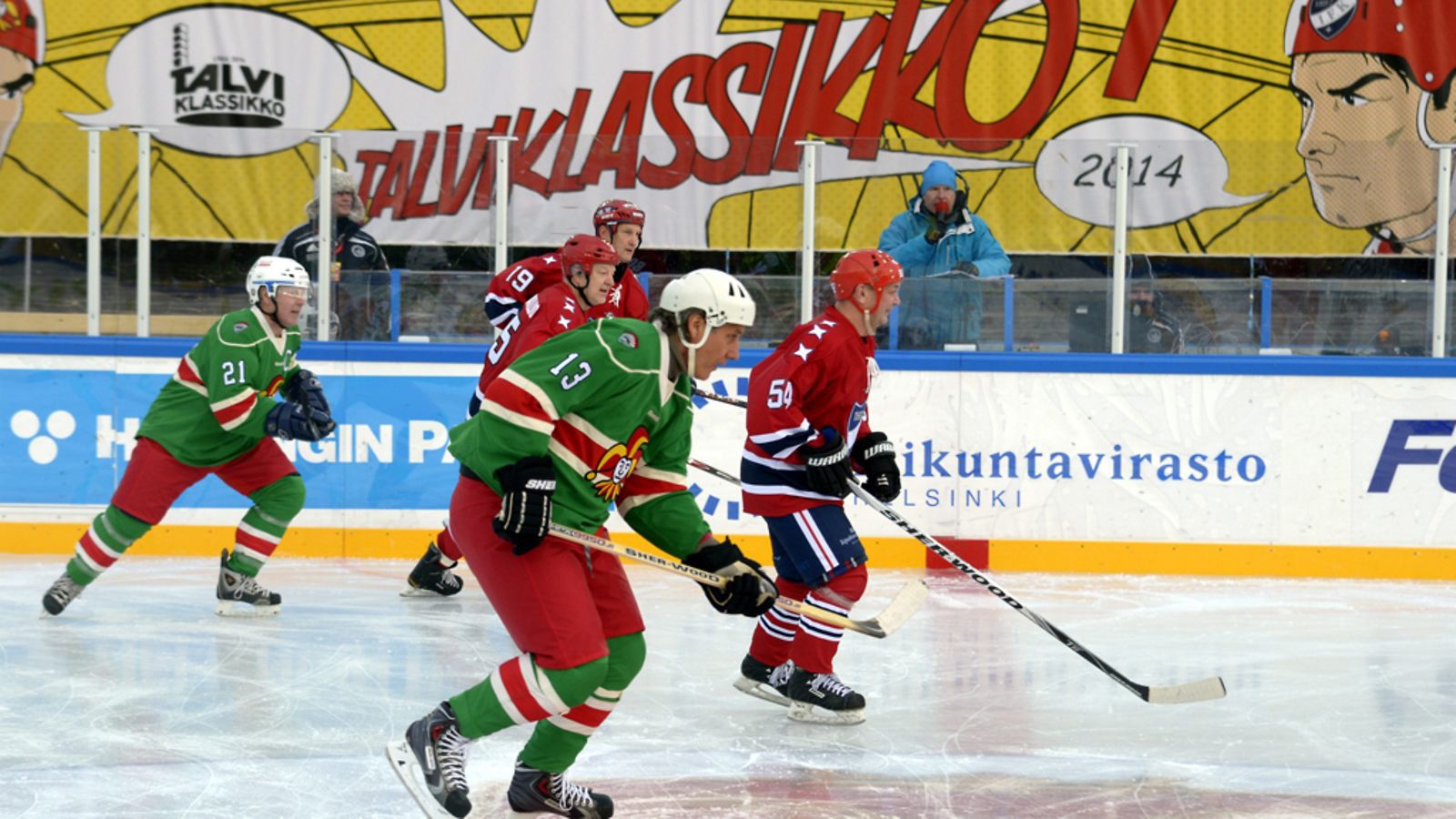 Veli-Pekka Ketola (edessä) tähystää kiekon perään Jokerit-HIFK-legendaottelussa