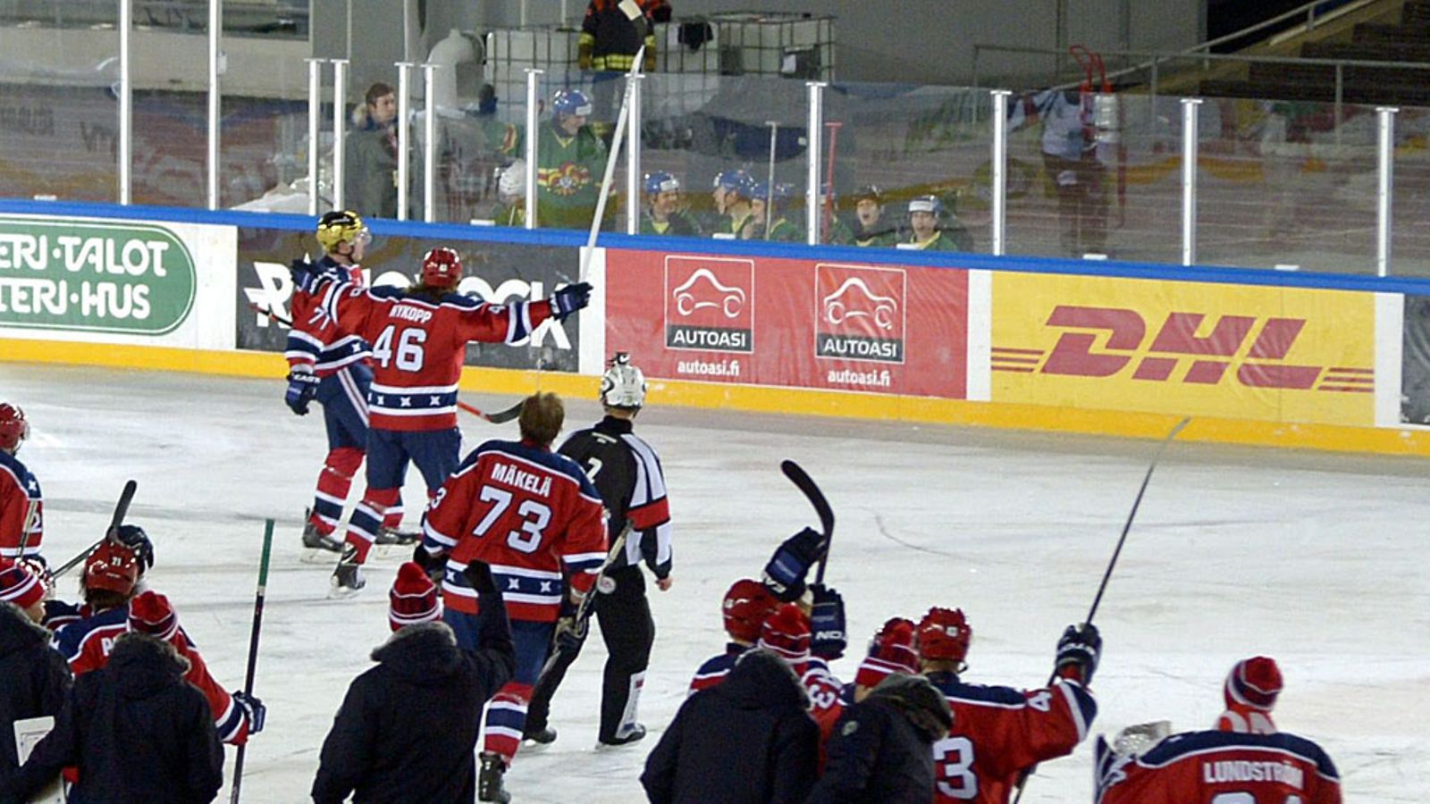 Juuso Puustinen juhlii voittomaaliaan Talviklassikossa