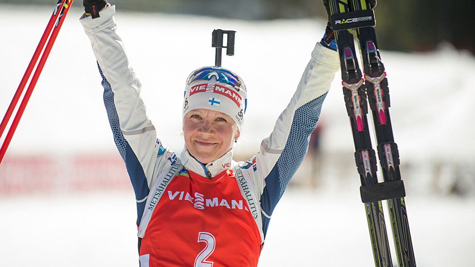 Kaisa Mäkäräinen juhli kakkossijaa sunnuntaina.