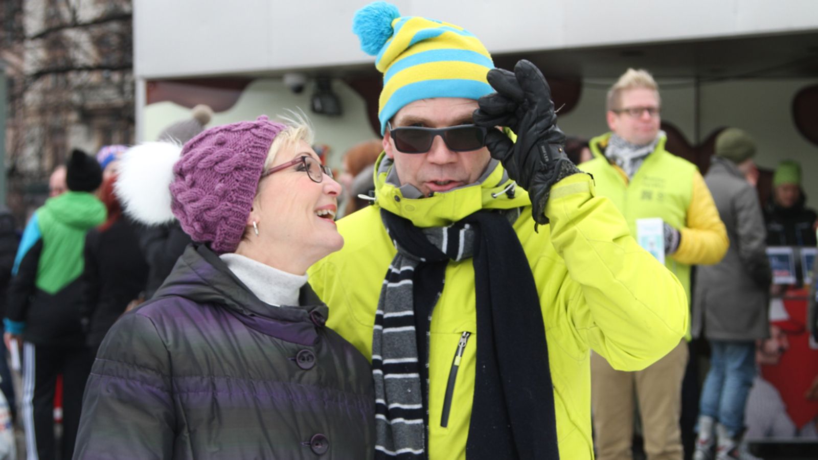 Uutisankkurit Pirjo Nuotio ja Keijo Leppänen Nuorten hyväksi -luistelutapahtumassa 2. maaliskuuta.