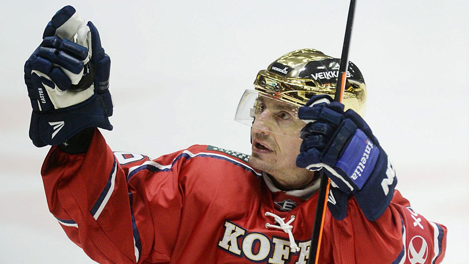 Ville Peltonen kiittää HIFK-yleisöä.