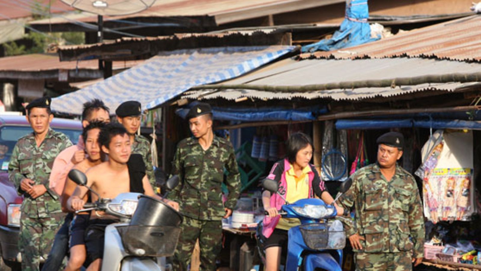 Thaimaa ryhtyy karkottamaan hmong-heimoon kuuluvia ihmisiä Thaimaasta 27.12.09. (EPA)
