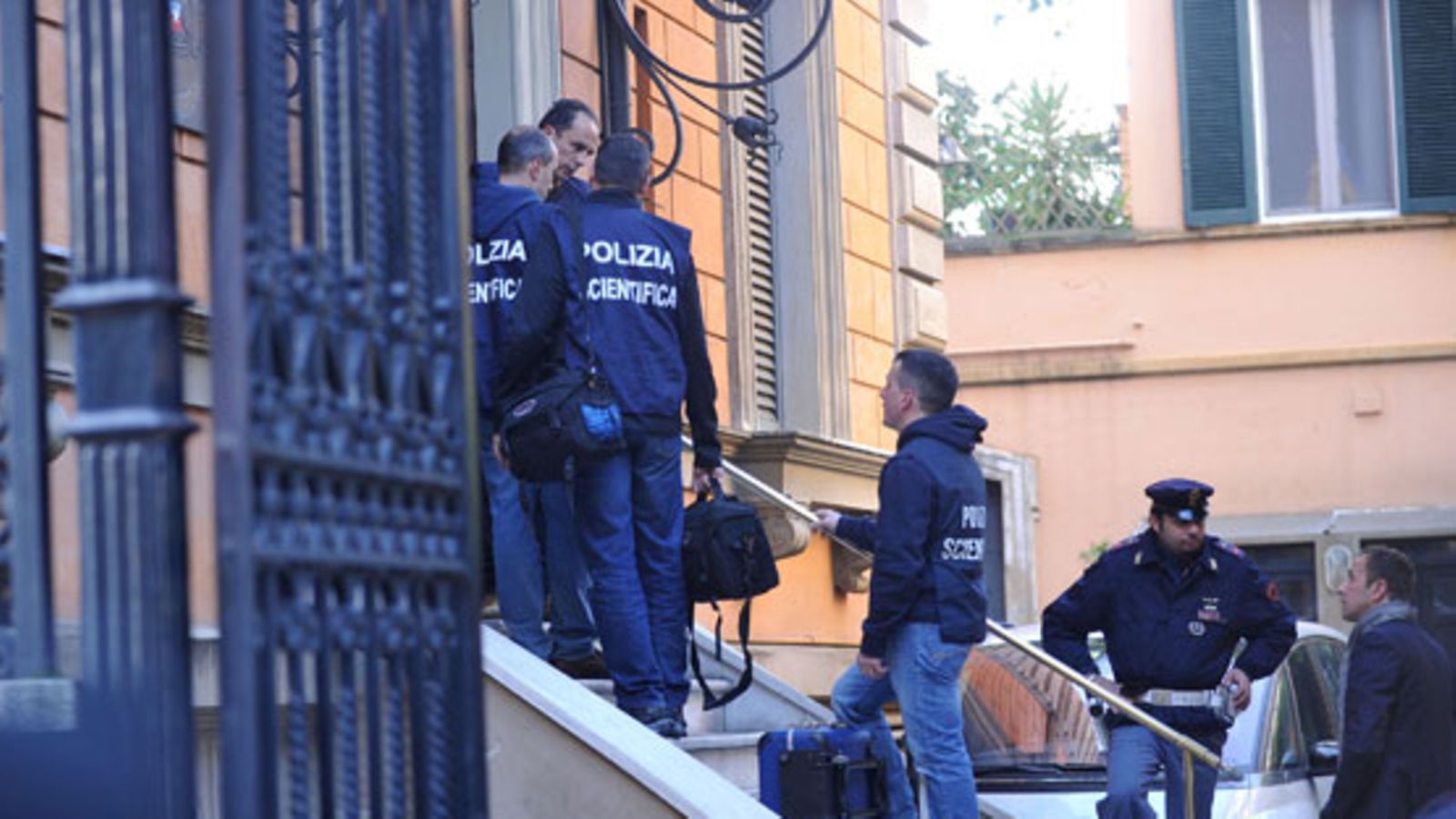 Italialaisia poliiseja Chilen suurlähetystön edessä 23.12.2010. Kuva: EPA