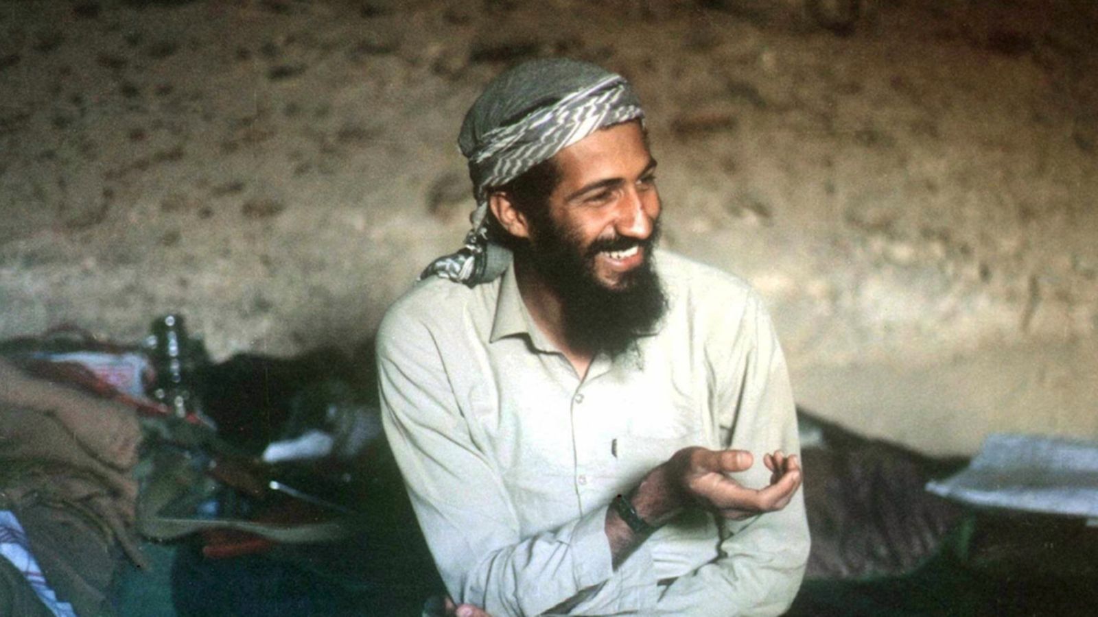 Hymyilevä Osama bin Laden kuvattuna afganistanilaisessa luolassa vuonna 1998. Kuva: EPA