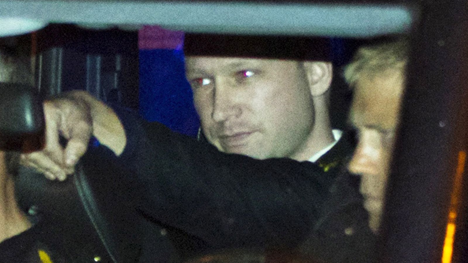 Anders Behring Breivik kuvattuna poliisiauton kyydissä matkalla kohti oikeusalia Oslossa 19.8.2011 (Kuva: Epa).