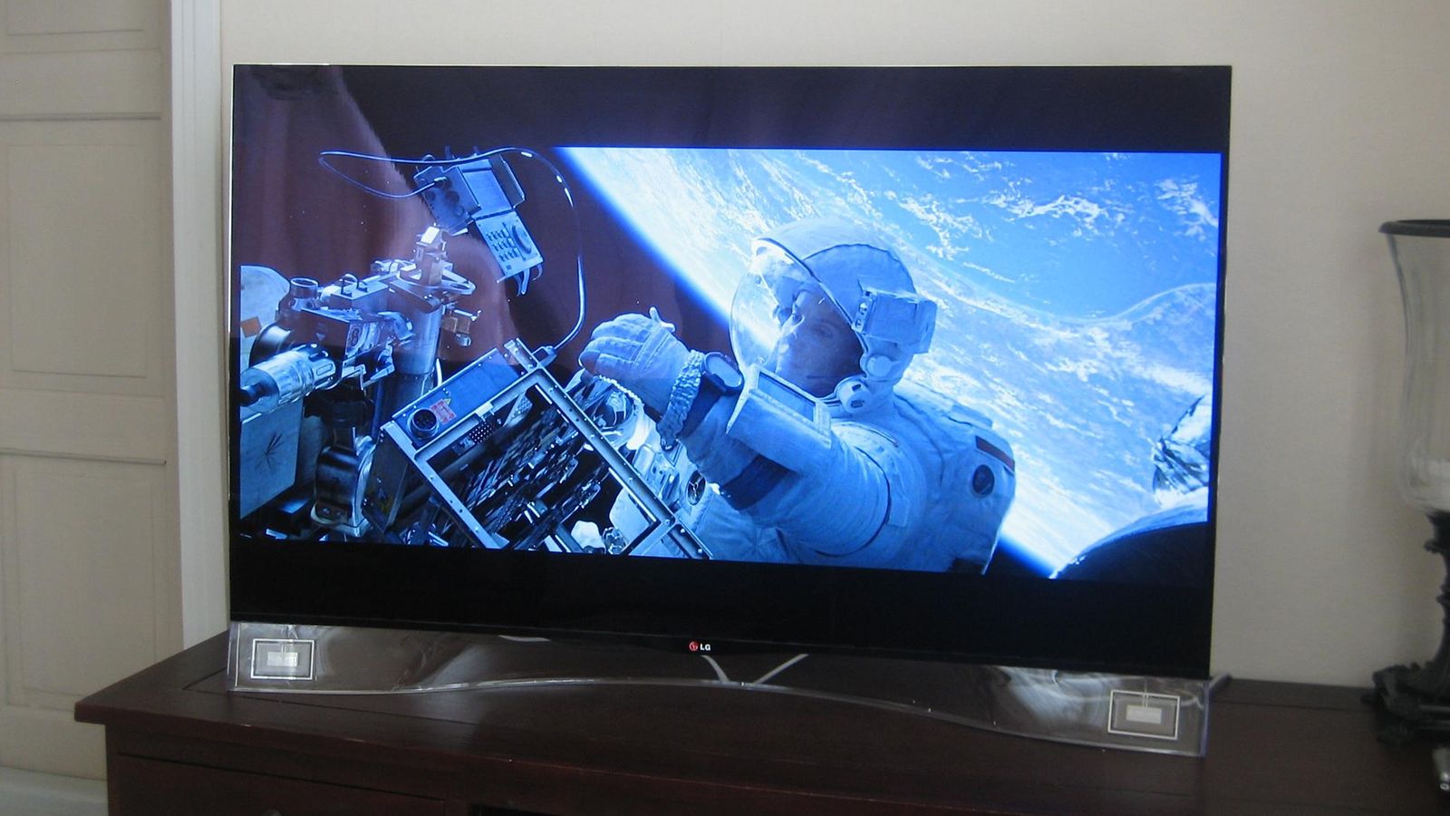 LG:n kaareva OLED-TV 55EA980W