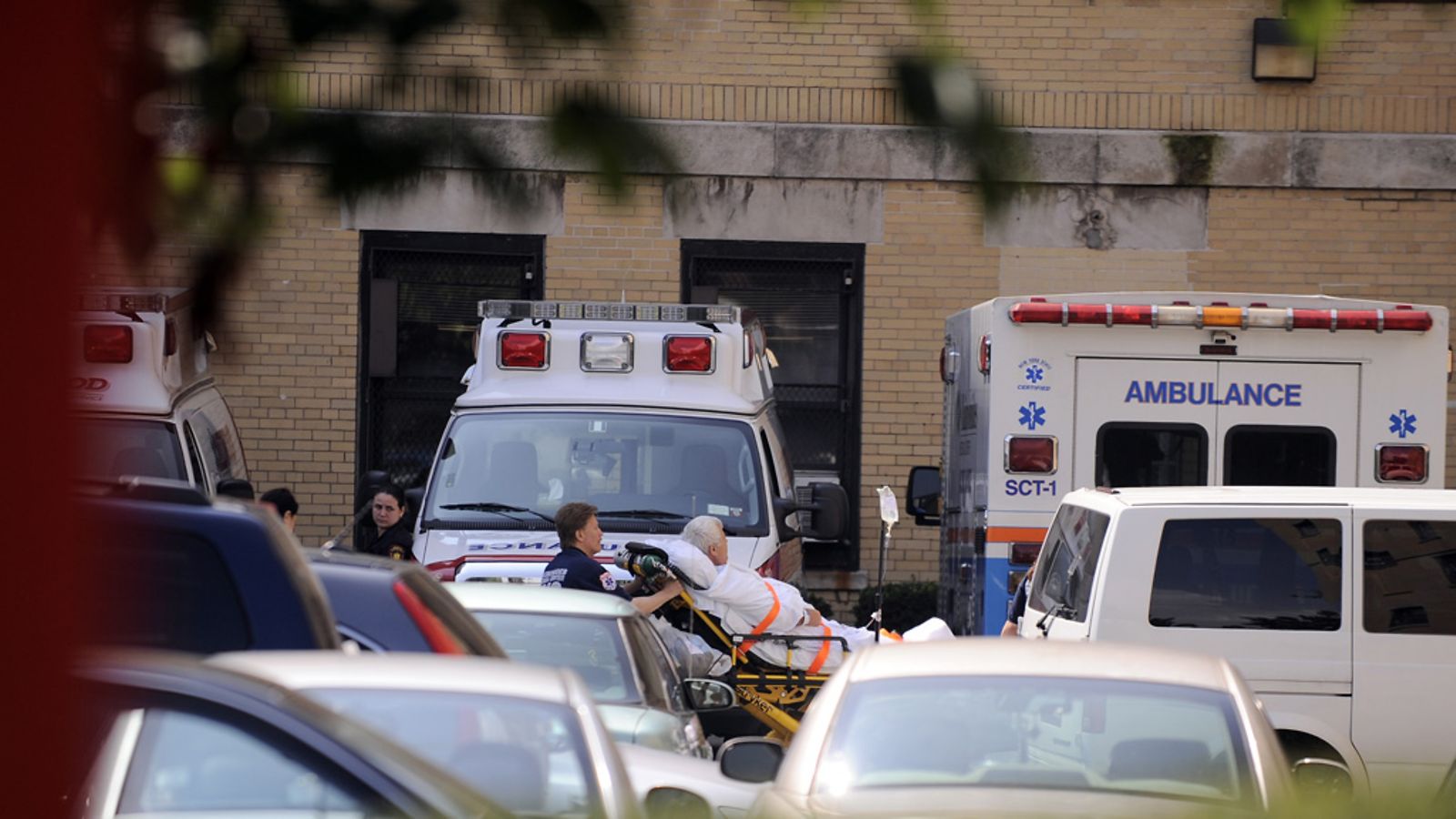 Sairaalan potilaita evakuoitiin hurrikaani Irenen vuoksi Brooklynissä New Yorkissa 26. elokuuta 2011. (EPA)