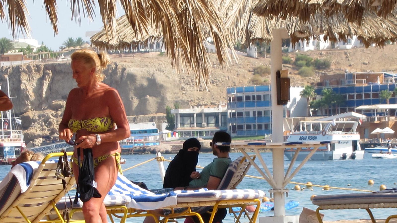 Kulttuurierot kärjistyvät Egyptin rantakohteissa. Matkailijoiden auringonpalvonta bikineissä näyttäytyy paikalliskulttuurista käsin lähes alastomuutena.