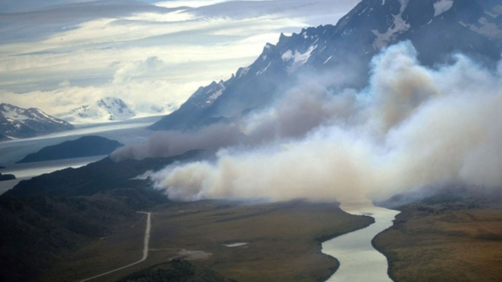 Palo on tuhonnut Patagoniassa, Chilessä, sijaitsevassa Torres del Painen kansallispuistossa jo noin 11000 hehtaaria metsää. (EPA/ONEMI)