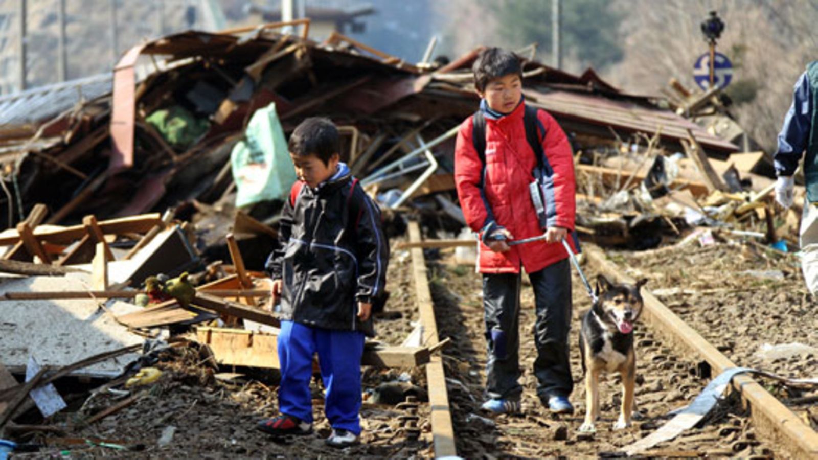 Japanilaislapset katselevat maanjäristyksen ja tsunamin aiheuttamia tuhoja Kamaishin kaupungissa 13.3.2011.