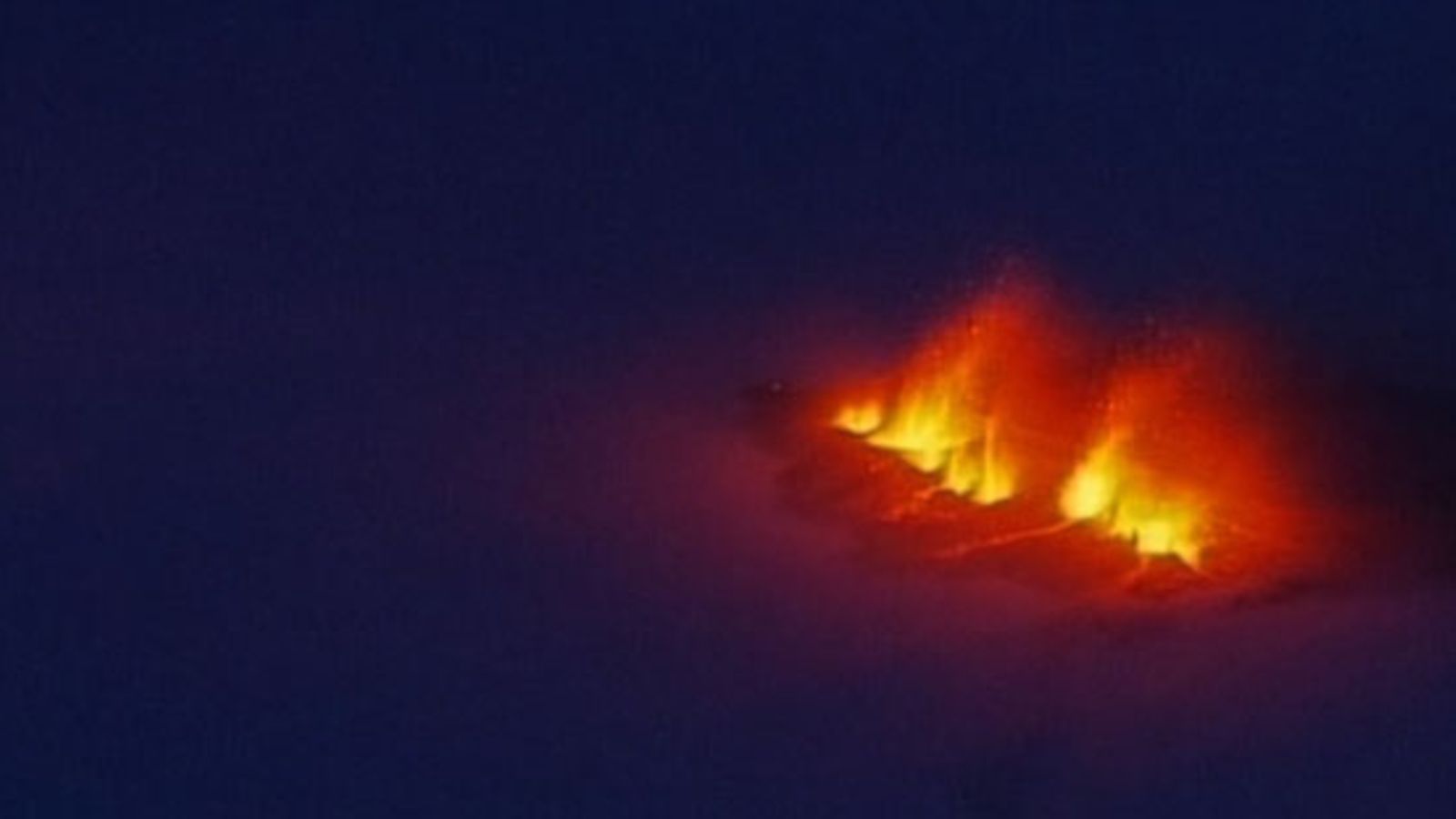 Tulivuoren purkaus Eyjafjallajökull-jäätikön alueella Islannissa 21.3.2010. (AP)