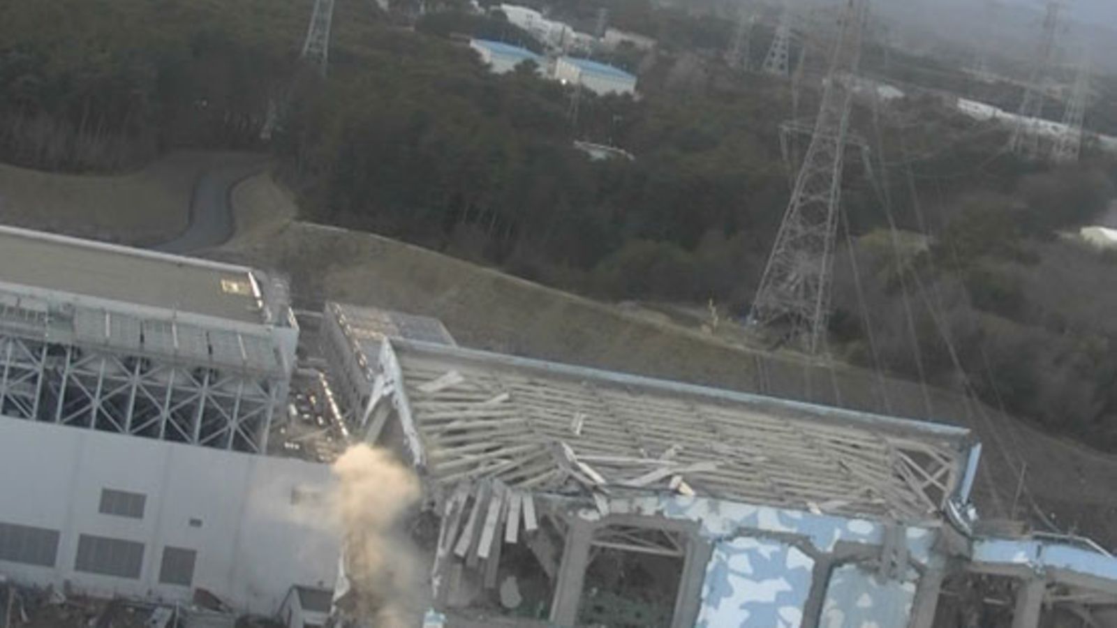 Vaurioitunut Dai-Chi-ydinvoimala Fukushimassa 17.3.2011.