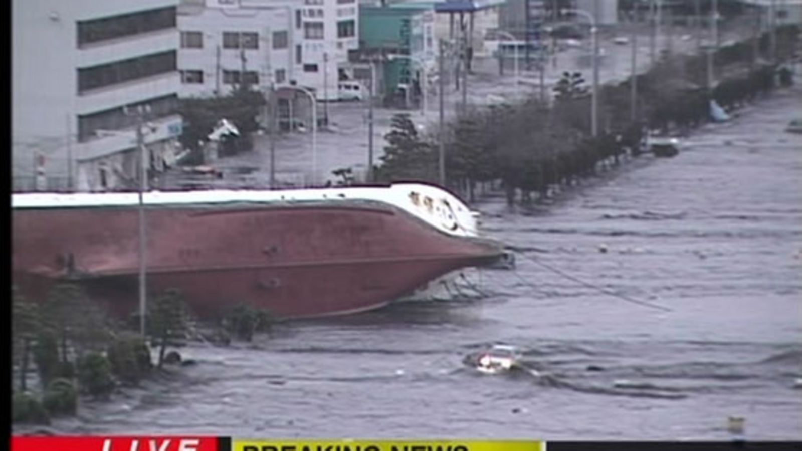 Tsunami on heittänyt rojua ja laivoja rannikolle myös Hachinohen kaupungissa Japanissa 11.3.2011. Kuva: NHK/ All Over Press